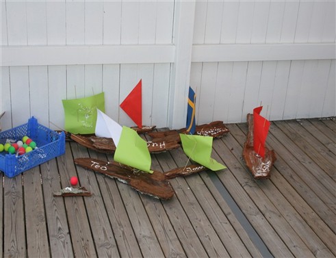 Färdiga barkbåtar